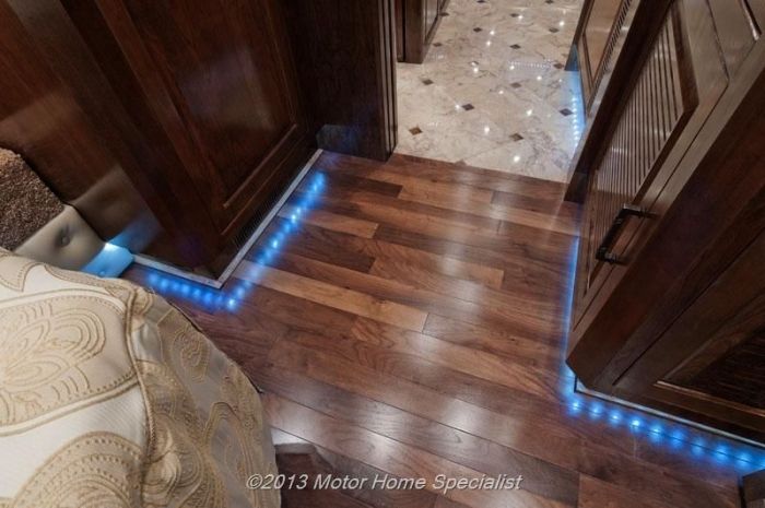 Luxury Motorhome "The Oasis" (126 pics)