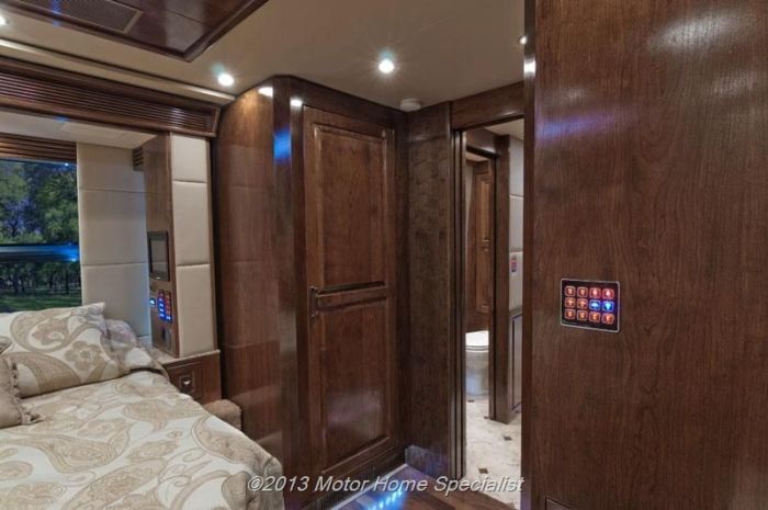 Luxury Motorhome "The Oasis" (126 pics)