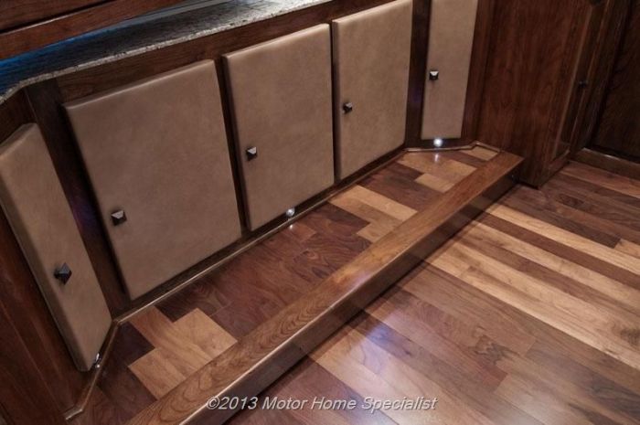 Luxury Motorhome "The Oasis" (126 pics)