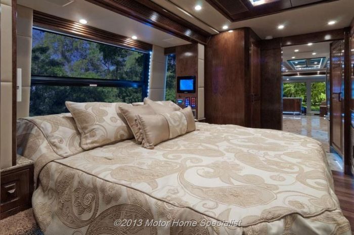 Luxury Motorhome "The Oasis" (126 pics)