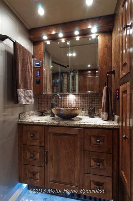 Luxury Motorhome "The Oasis" (126 pics)
