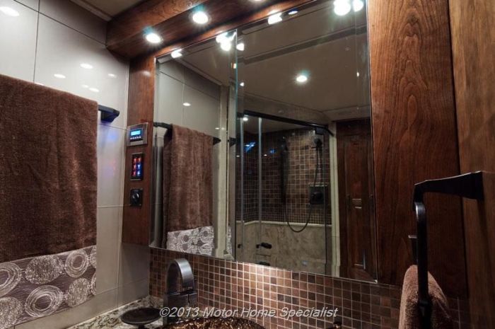 Luxury Motorhome "The Oasis" (126 pics)