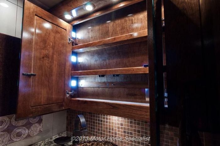Luxury Motorhome "The Oasis" (126 pics)