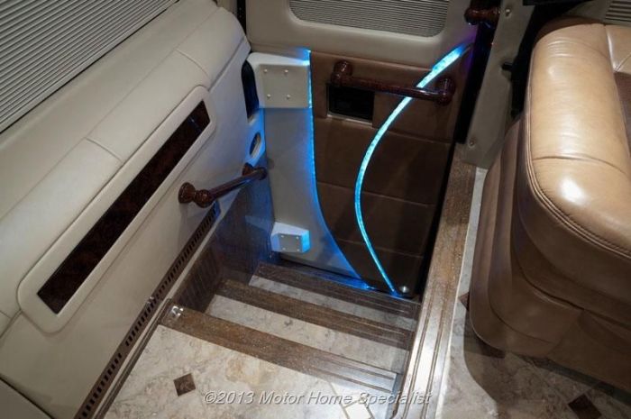 Luxury Motorhome "The Oasis" (126 pics)