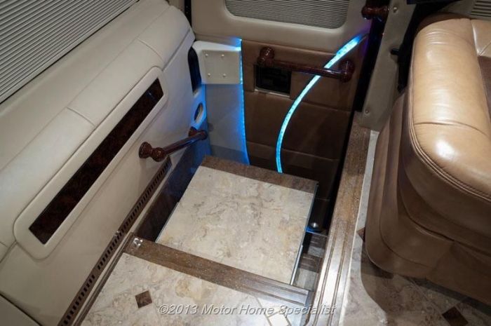 Luxury Motorhome "The Oasis" (126 pics)