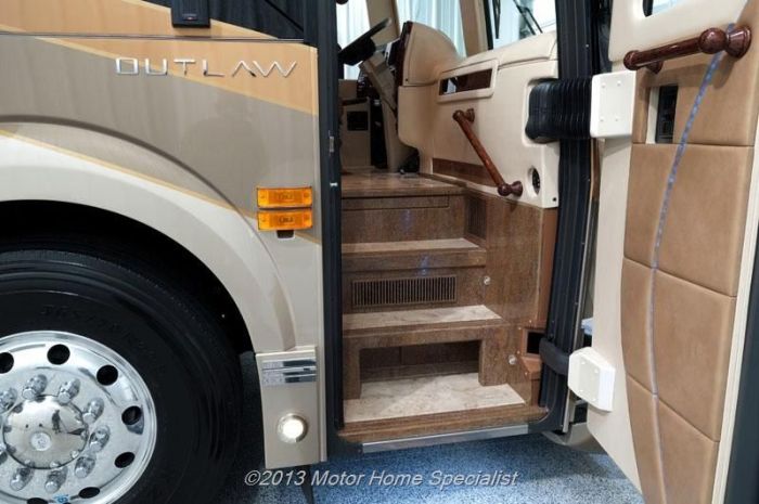 Luxury Motorhome "The Oasis" (126 pics)