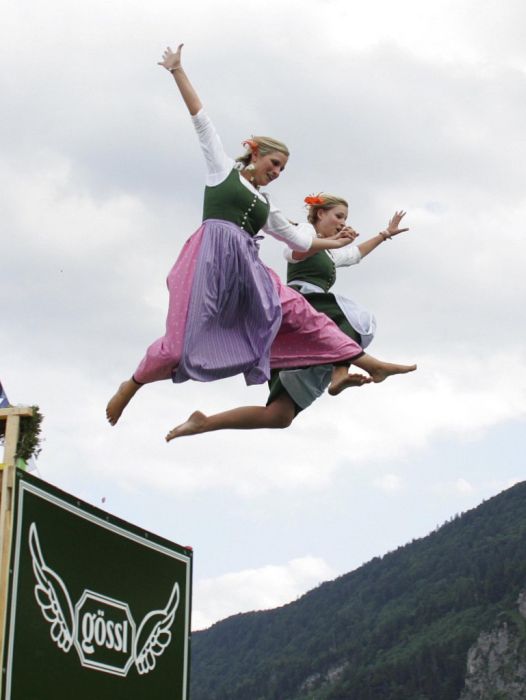 Folk Costume Water Jumping (27 pics)