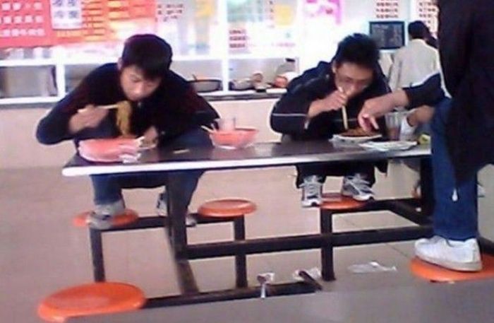 How Chinese Students Eat Lunch (6 pics)