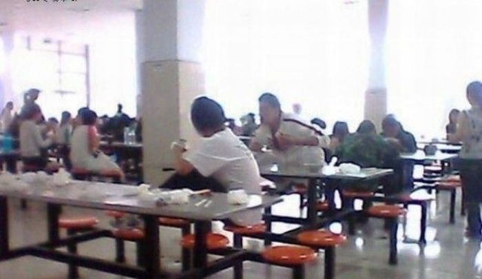 How Chinese Students Eat Lunch (6 pics)