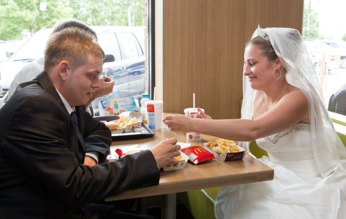 Wedding in McDonald's (16 pics)