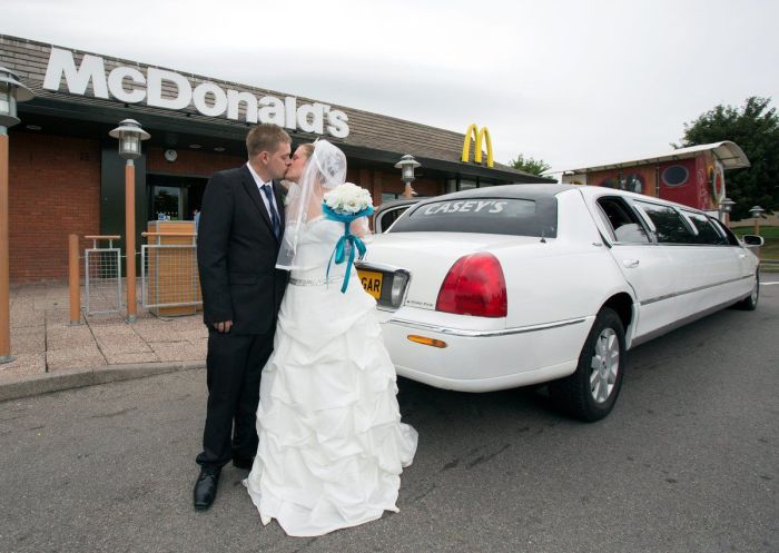 Wedding in McDonald's (16 pics)