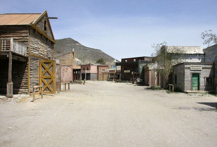 Abandoned Western Sets (23 pics)