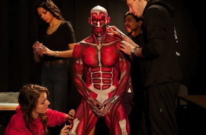 Students Painting a Live Body (11 pics)