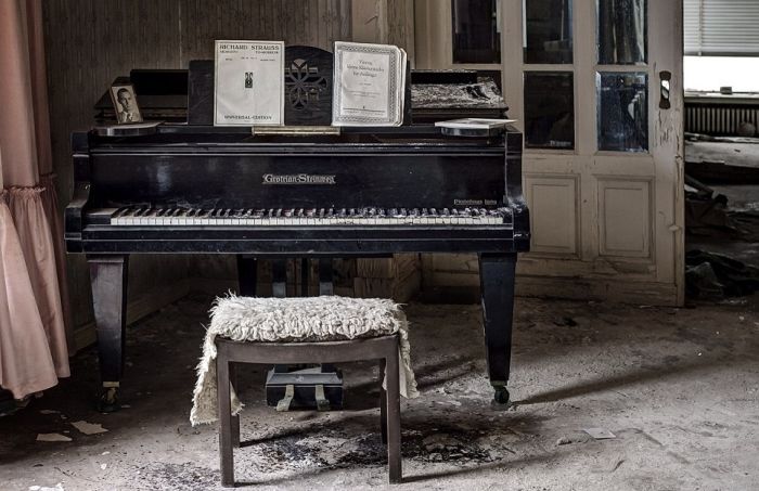 Abandoned Mansion of a German Doctor (19 pics)