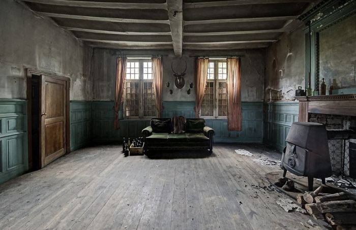 Abandoned Mansion of a German Doctor (19 pics)