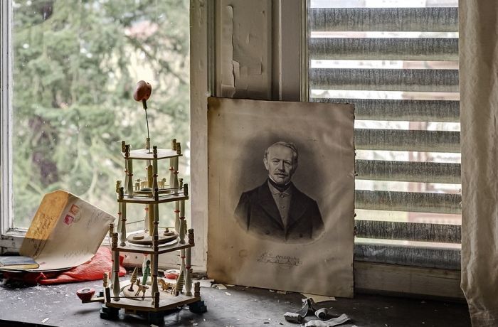 Abandoned Mansion of a German Doctor (19 pics)