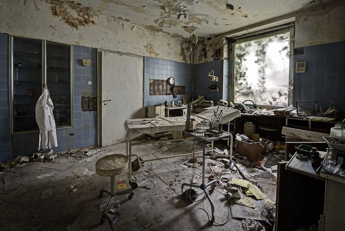 Abandoned Mansion of a German Doctor (19 pics)