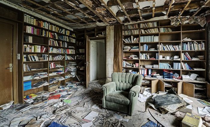 Abandoned Mansion of a German Doctor (19 pics)