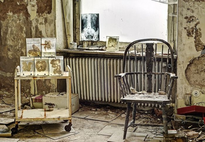 Abandoned Mansion of a German Doctor (19 pics)