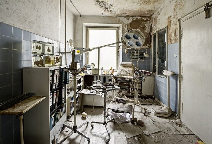 Abandoned Mansion of a German Doctor (19 pics)