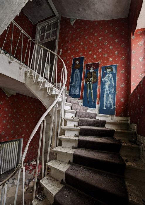 Abandoned Mansion of a German Doctor (19 pics)