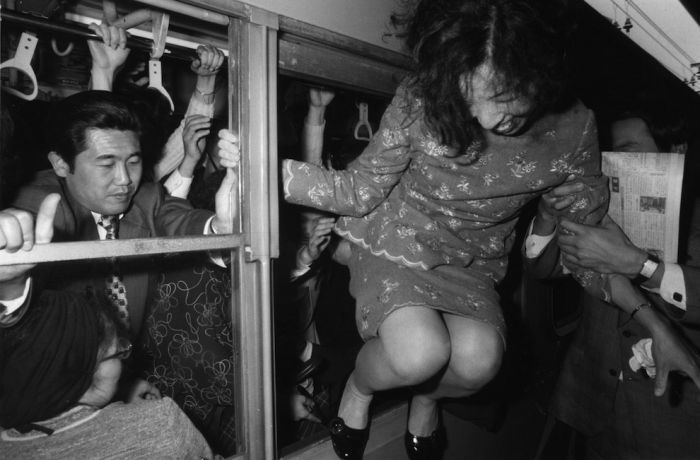 Tokyo Commuters in the ’60s and ’70s (12 pics)