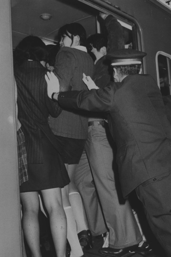 Tokyo Commuters in the ’60s and ’70s (12 pics)