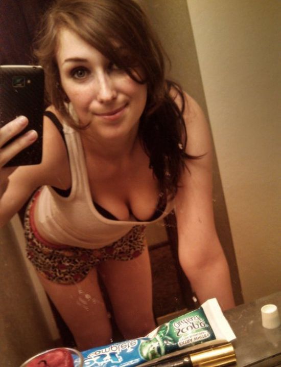Cute Girls and Mirrors (40 pics)