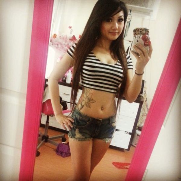 Cute Girls and Mirrors (40 pics)