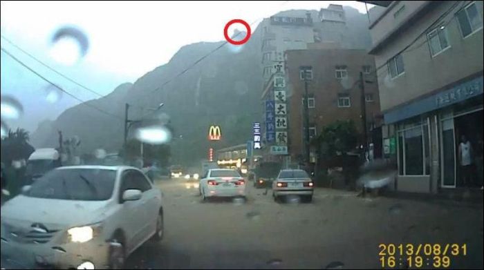 Giant Rock Falls Down a Mountain (4 pics + video)