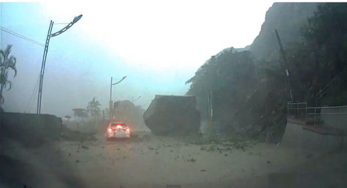 Giant Rock Falls Down a Mountain (4 pics + video)
