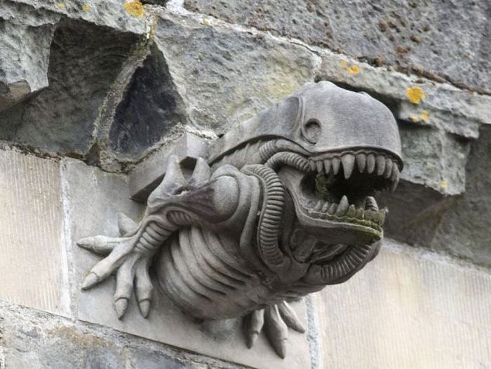 Aliens in Scottland (3 pics)