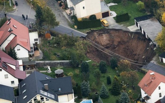 Pictures of Sinkholes (65 pics)