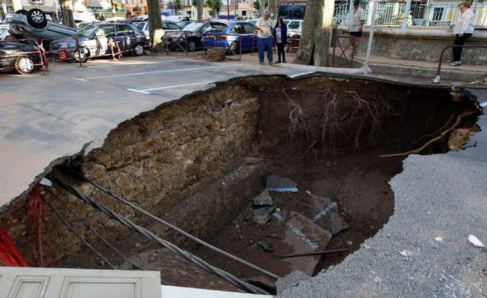 Pictures of Sinkholes (65 pics)