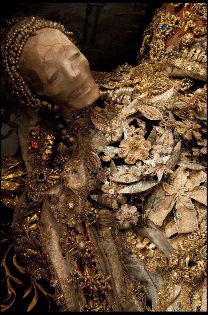 Jewel Encrusted Skeletons (13 pics)