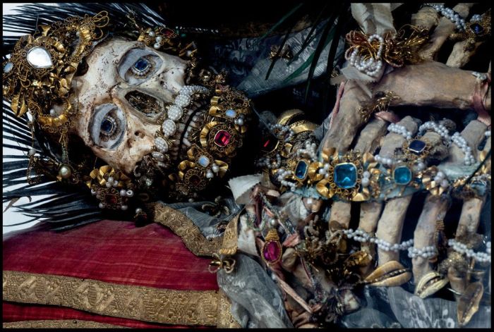 Jewel Encrusted Skeletons (13 pics)