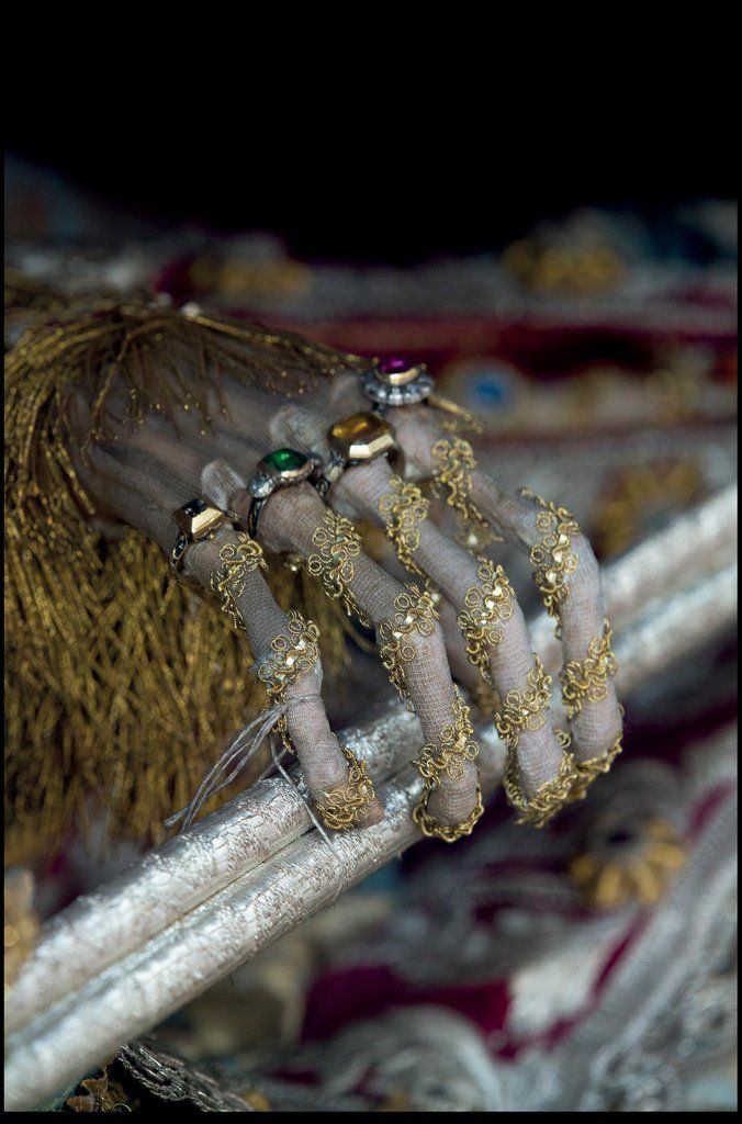 Jewel Encrusted Skeletons (13 pics)