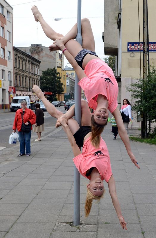 Street Pole Dancing in Poland (10 pics)