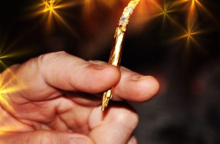 24-Carat Gold Rolling Papers (8 pics)