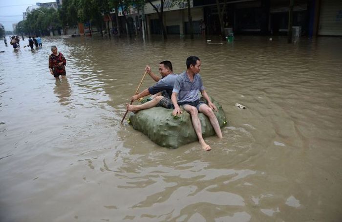 Fun During Floodings (69 pics)