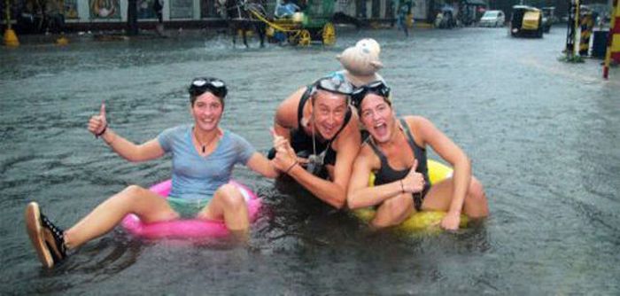Fun During Floodings (69 pics)