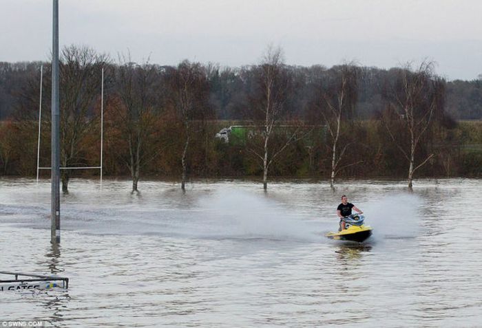 Fun During Floodings (69 pics)