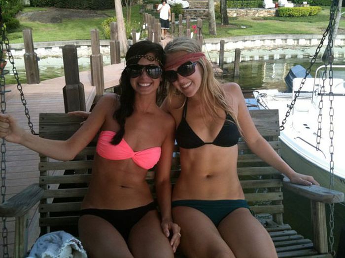 Bikini Girls (23 pics)