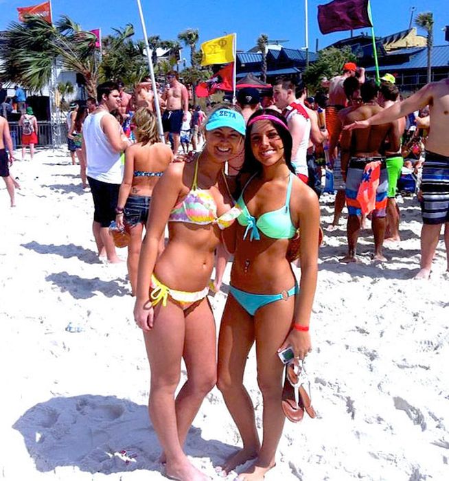 Bikini Girls (23 pics)