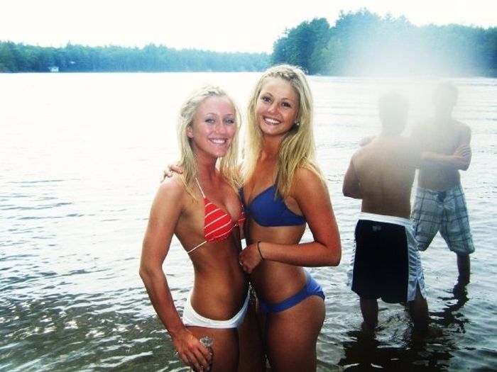 Bikini Girls (23 pics)