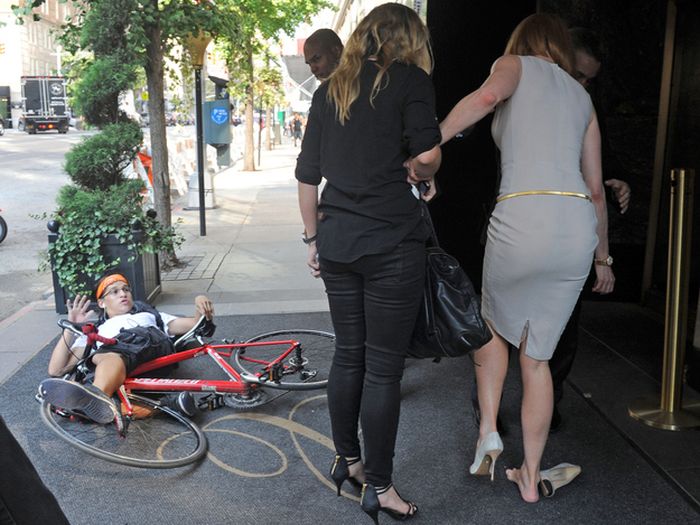 Nicole Kidman Got Hit by a Bike (6 pics)