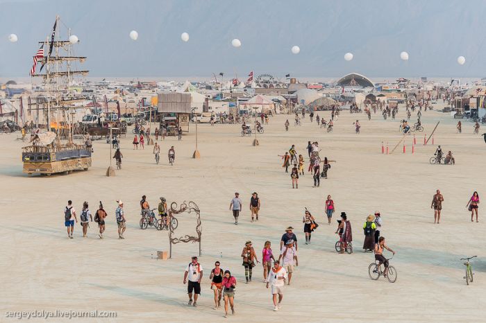 The Vehicles of Burning Man 2013 (39 pics)