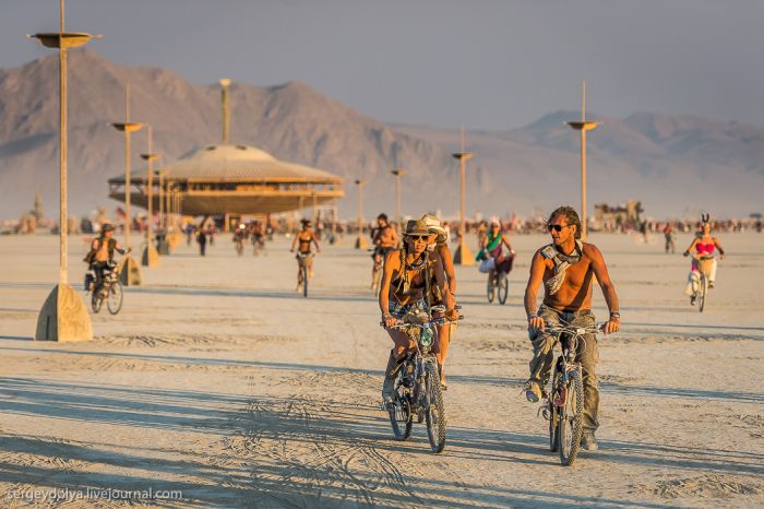 The Vehicles of Burning Man 2013 (39 pics)