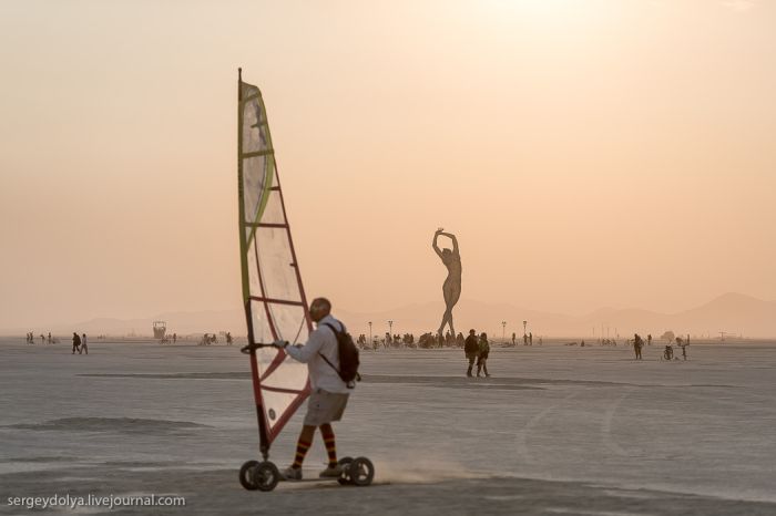 The Vehicles of Burning Man 2013 (39 pics)