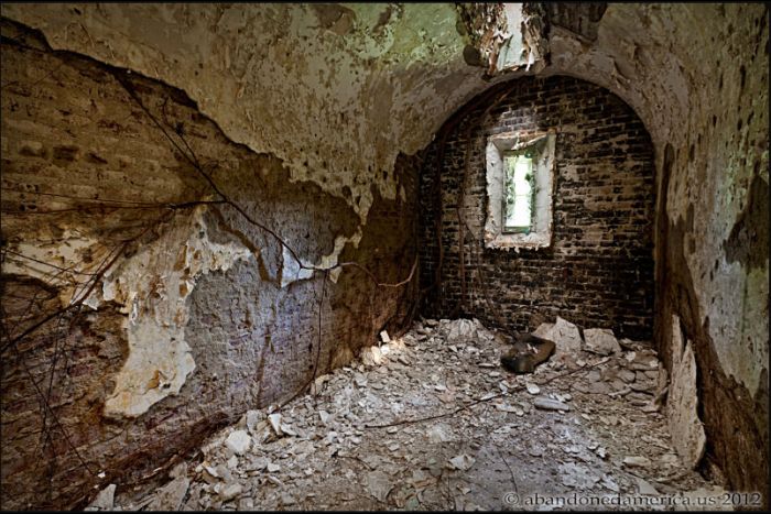 Two Abandoned Prisons (33 pics)
